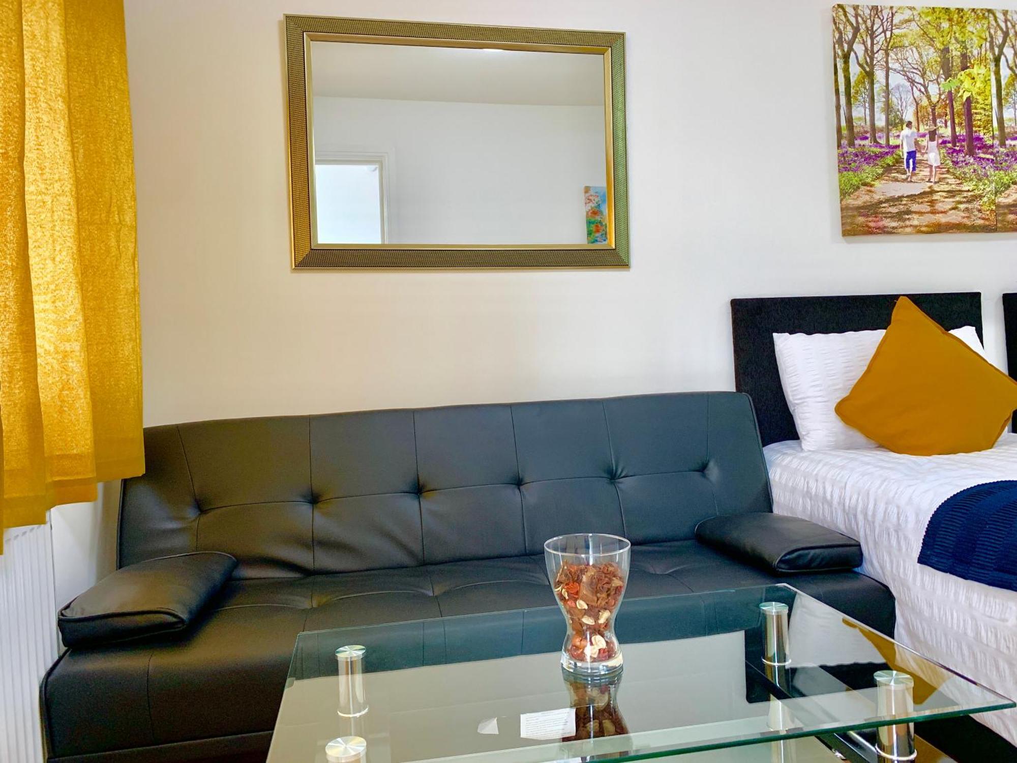 London Studio Apartments, Private Bathroom, Kitchenette, Parking, Np2 Εξωτερικό φωτογραφία